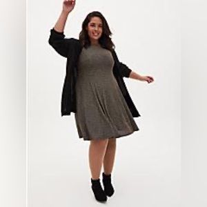 Black&metallic gold dress. Perfect for holiday parties, NYE, or any occasion.